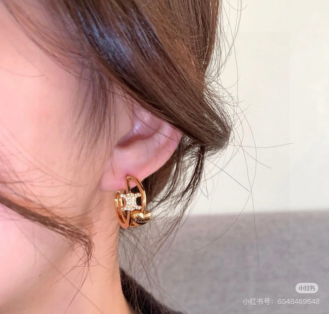  赛琳Celine 新款凯璇门耳钉👄❤️与众不同的设计 个性十足 颠覆你对传统耳环的印象 使其魅力爆灯