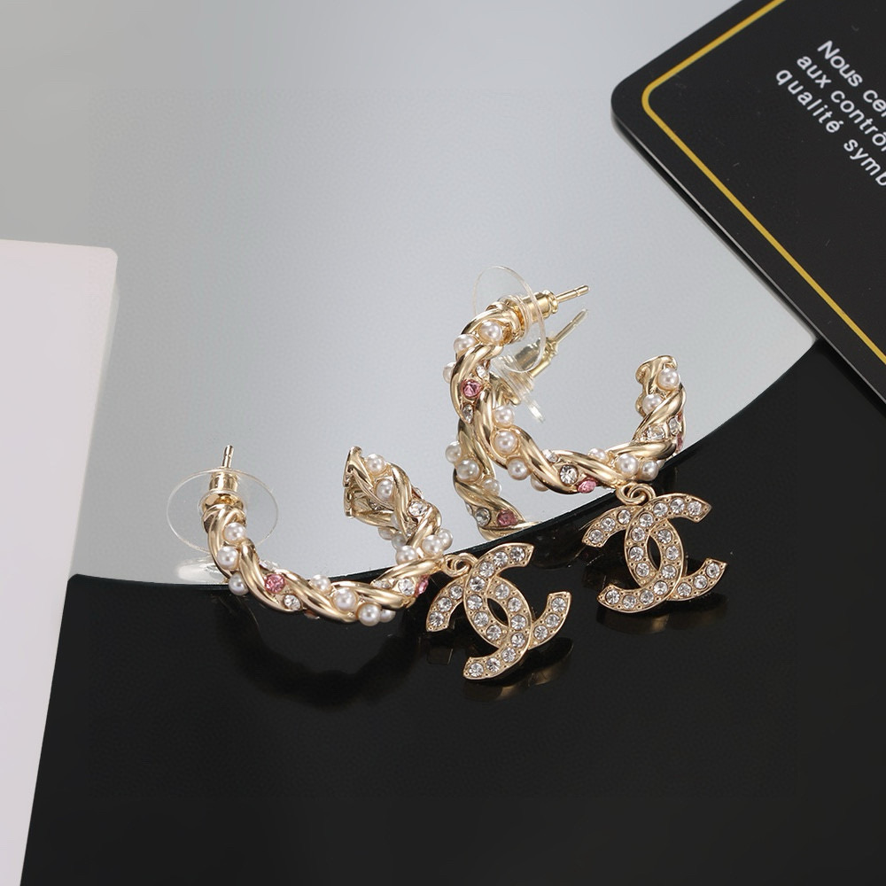  香奈儿浅金色满钻耳环 紧追潮流早春耳钉🌟🌟 不管你是圆脸还是长脸拆下自己配系有意想不到的惊喜，修饰脸型