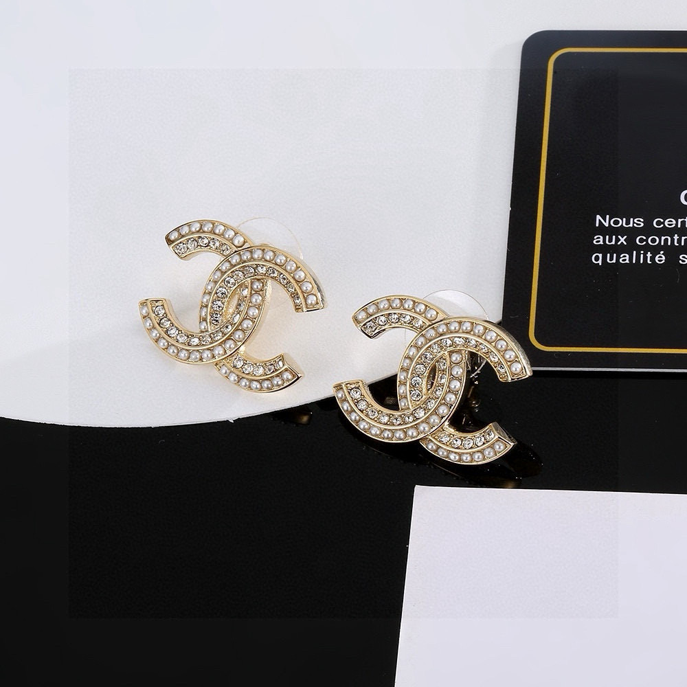  Chanel 🇫🇷香奈儿经典双C耳钉 这款随意搭配都是非常好看百搭时尚单品 🎁日常款 很修饰脸型 很上