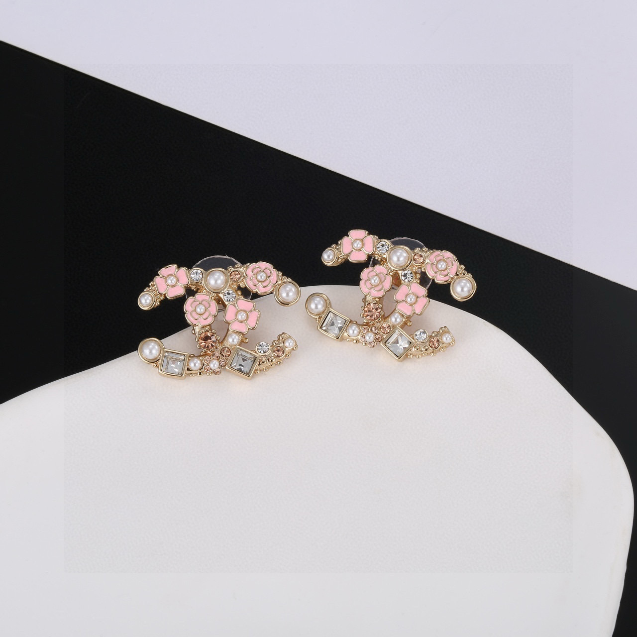 🆕Ch@nel 小香 双C经典 浪漫花朵粉色💕✨造型多别样致、灵动吸睛、logo辨识度高！简大约气的设计