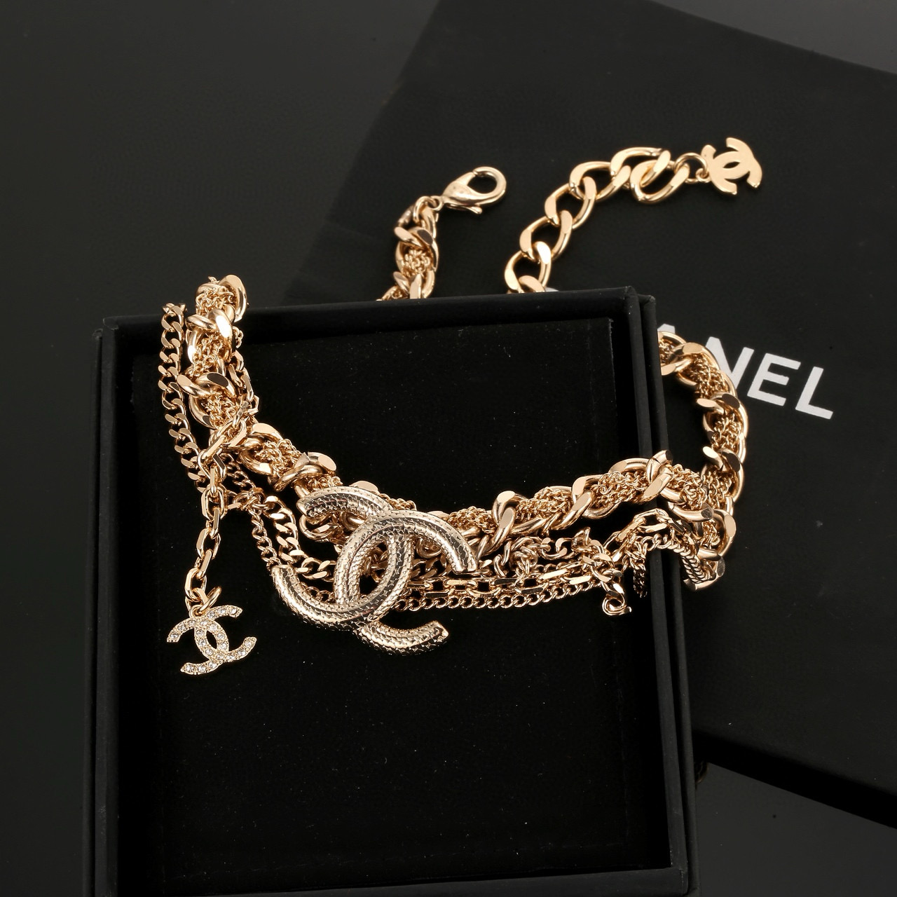  CHANEL 小香项链，高端品质，专柜同材质，做工精致细腻，重工版本，多层链条设计，简约大方温文尔雅，