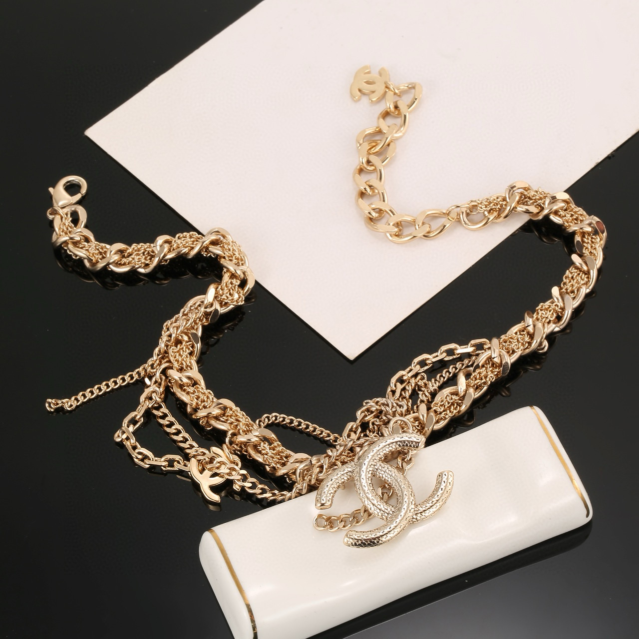  CHANEL 小香项链，高端品质，专柜同材质，做工精致细腻，重工版本，多层链条设计，简约大方温文尔雅，