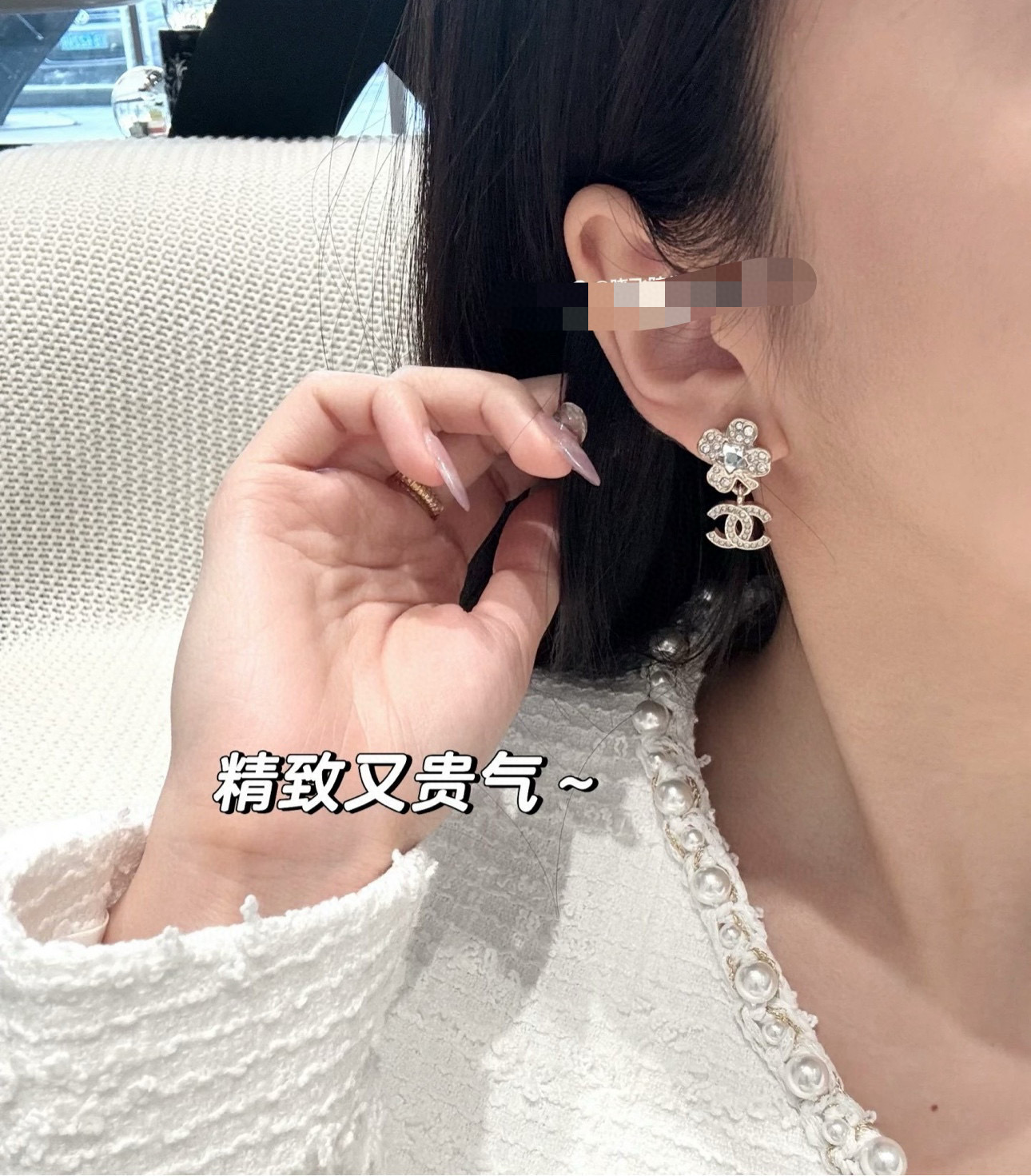  香奈儿四叶草耳钉，更修饰脸型。以金色金属边环绕给人一种神秘、成熟、复古的感觉。双c金属标志树脂撞色经典