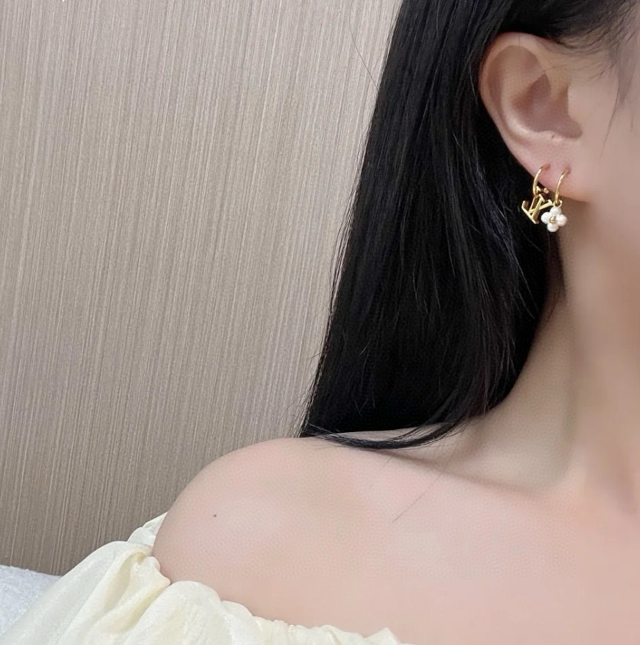 【精工版本】 路易威登三件套四叶草耳钉  秉承精湛匠艺，以锻造耀目 LV Twig  抛光色泽成就经典 