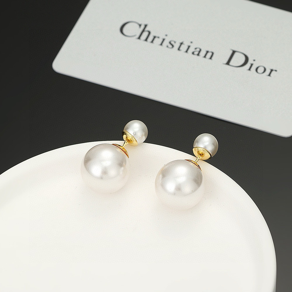  迪奥经典大小珍珠耳钉 这款 Dior Tribales 耳环在 Dior 标志性款式的基础上演绎出新的