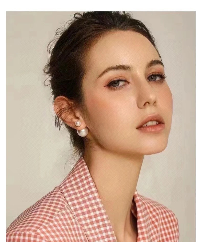  迪奥经典大小珍珠耳钉 这款 Dior Tribales 耳环在 Dior 标志性款式的基础上演绎出新的