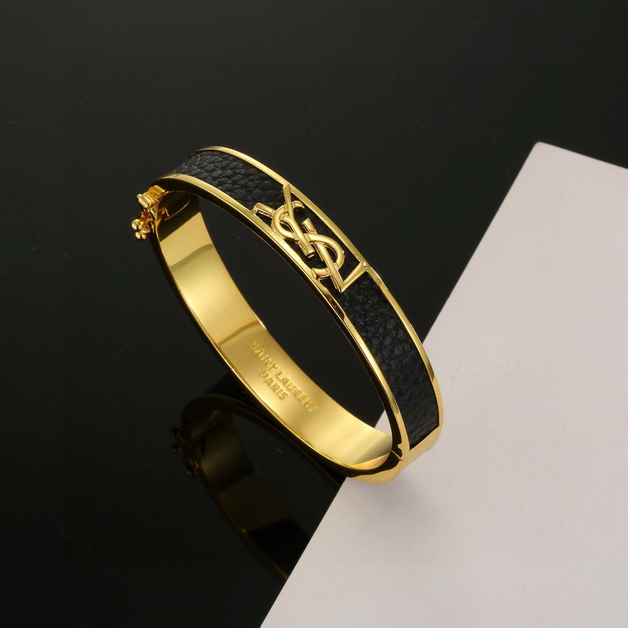 圣罗兰YSL 牛皮手镯经典奢侈   时尚百搭 犹如酒会礼服一般，绚烂多姿。经典 最具个性魅力象征永远的不