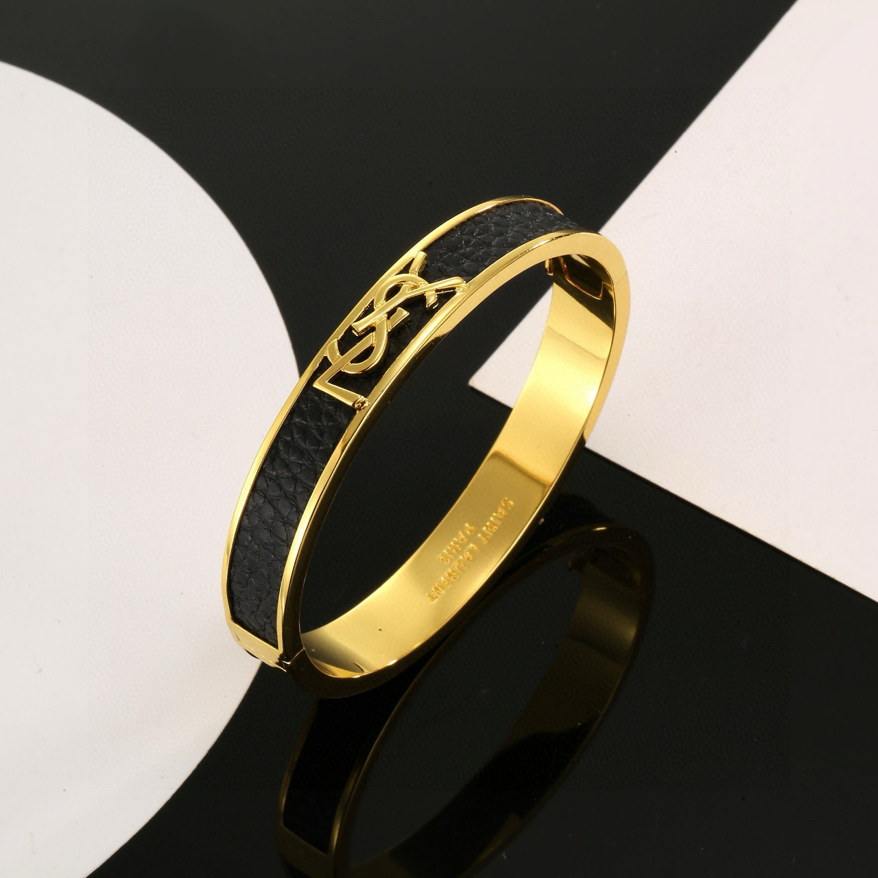 圣罗兰YSL 牛皮手镯经典奢侈   时尚百搭 犹如酒会礼服一般，绚烂多姿。经典 最具个性魅力象征永远的不