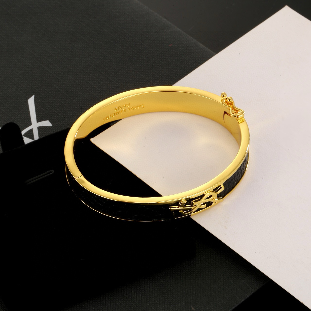 圣罗兰YSL 牛皮手镯经典奢侈   时尚百搭 犹如酒会礼服一般，绚烂多姿。经典 最具个性魅力象征永远的不