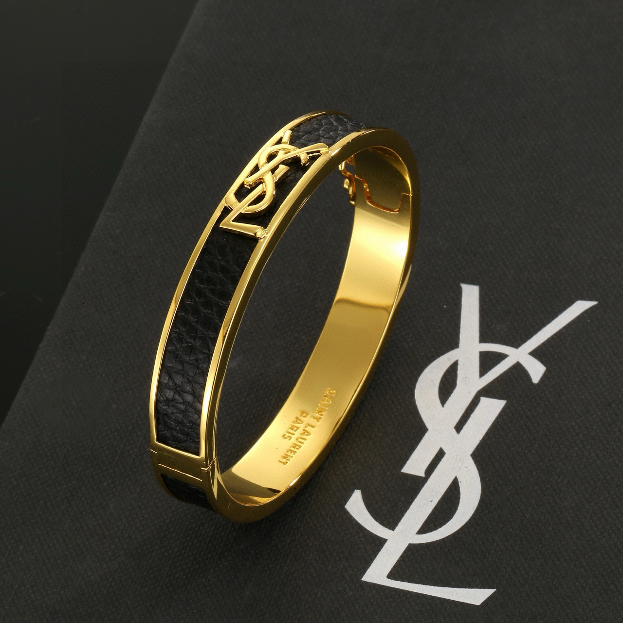 圣罗兰YSL 牛皮手镯经典奢侈   时尚百搭 犹如酒会礼服一般，绚烂多姿。经典 最具个性魅力象征永远的不