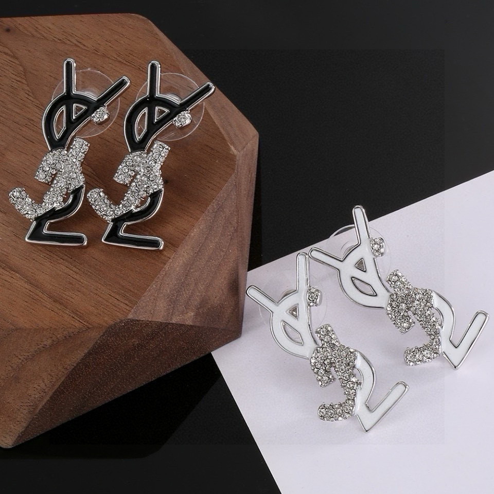 圣罗兰YSL 经典奢侈   时尚百搭 犹如酒会礼服一般，绚烂多姿。经典 最具个性魅力象征永远的不变的情
