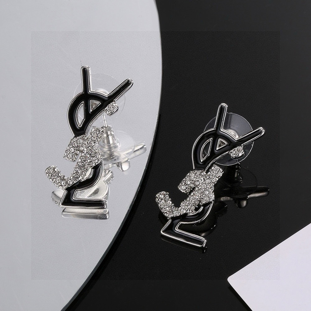  圣罗兰YSL 经典奢侈   时尚百搭 犹如酒会礼服一般，绚烂多姿。经典 最具个性魅力象征永远的不变的情