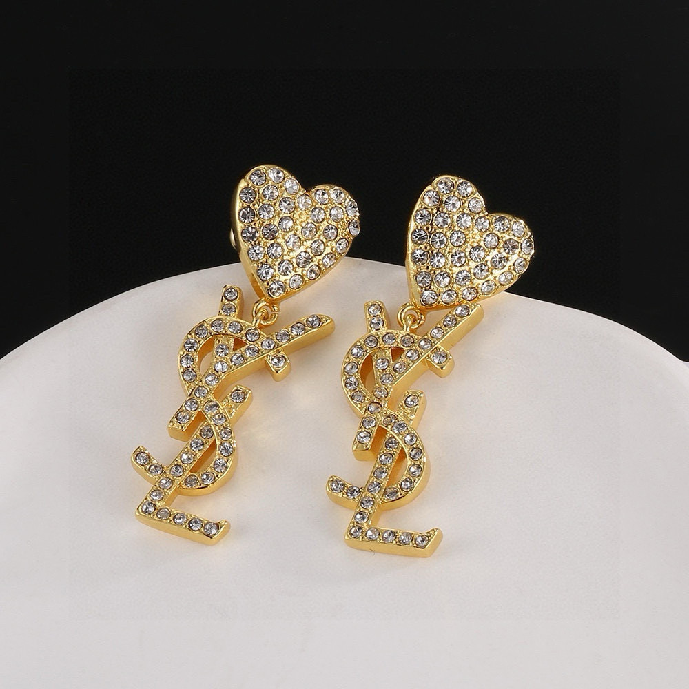 圣罗兰YSL 耳钉经典奢侈   时尚百搭 犹如酒会礼服一般，绚烂多姿。经典 最具个性魅力象征永远的不变的