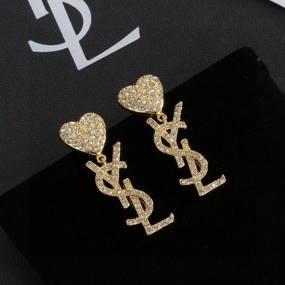 圣罗兰YSL 耳钉经典奢侈   时尚百搭 犹如酒会礼服一般，绚烂多姿。经典 最具个性魅力象征永远的不变的