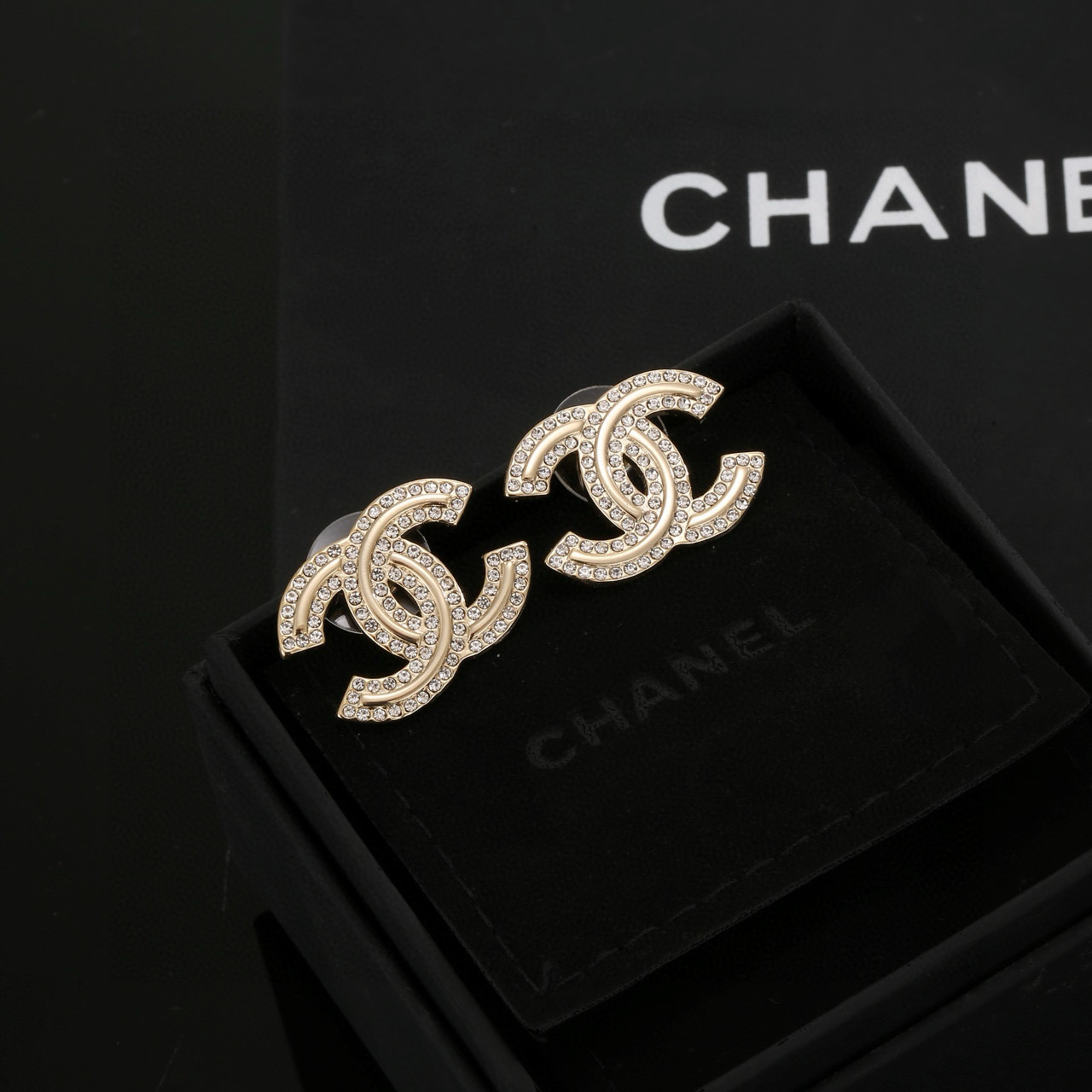  Chanel 小香 火爆单品 金色耳钉 最经典款 没有之一 气质 耳钉 耳环 上耳超美腻 怎么看怎么美