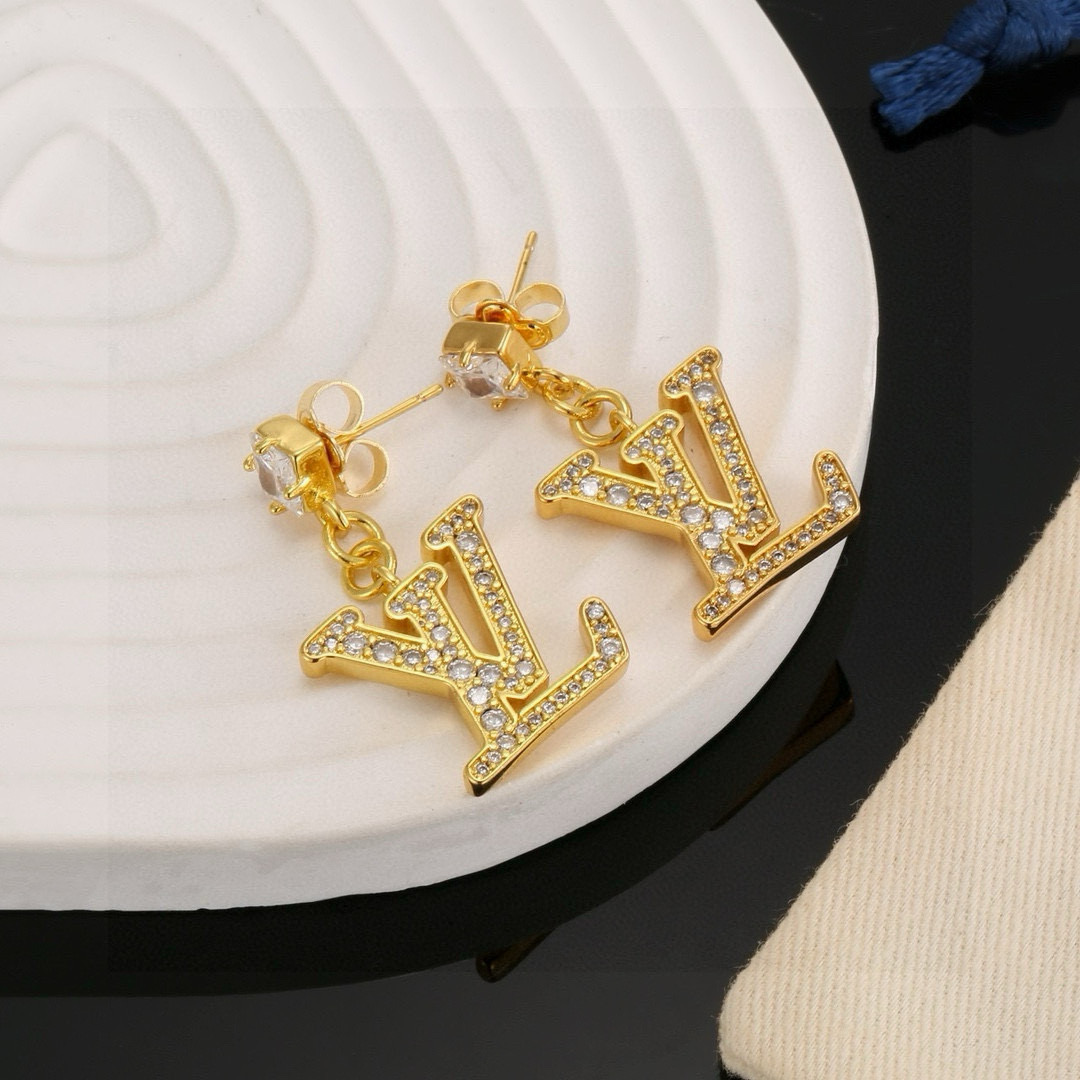【精工版本】 路易威登耳钉  秉承精湛匠艺，以锻造耀目 LV Twig  抛光色泽成就经典 LV 字母的