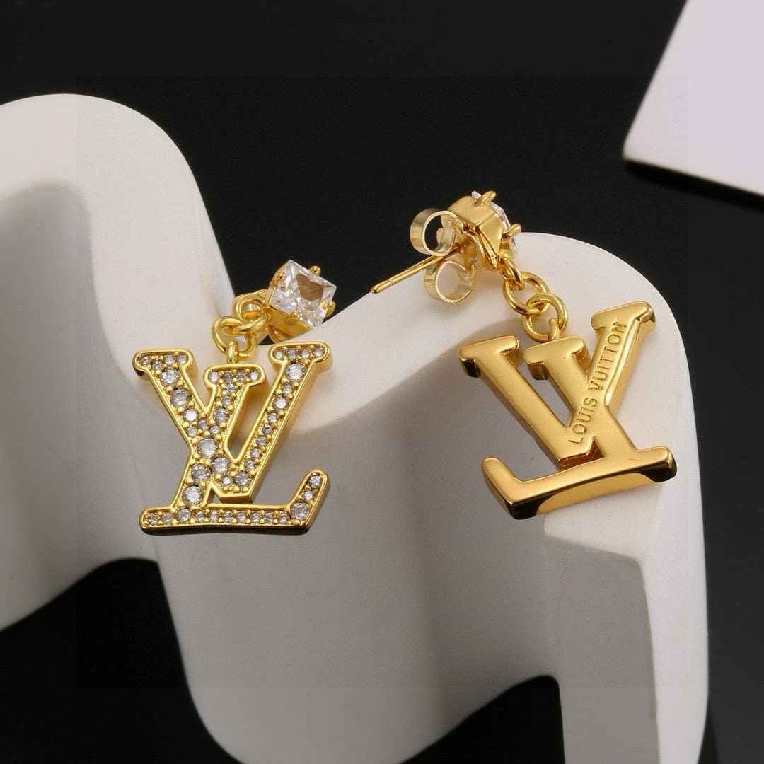 【精工版本】 路易威登耳钉  秉承精湛匠艺，以锻造耀目 LV Twig  抛光色泽成就经典 LV 字母的