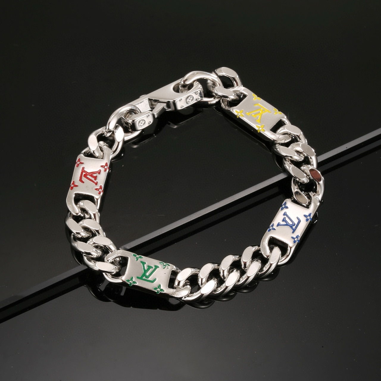 【精工版本】 路易威登手链秉承精湛匠艺，以锻造耀目 LV Twig 手链 抛光色泽成就经典 LV 字母的