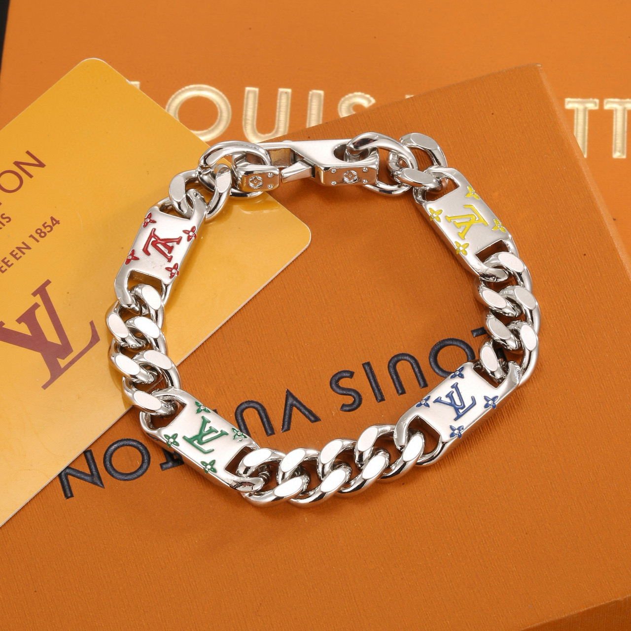 【精工版本】 路易威登手链秉承精湛匠艺，以锻造耀目 LV Twig 手链 抛光色泽成就经典 LV 字母的