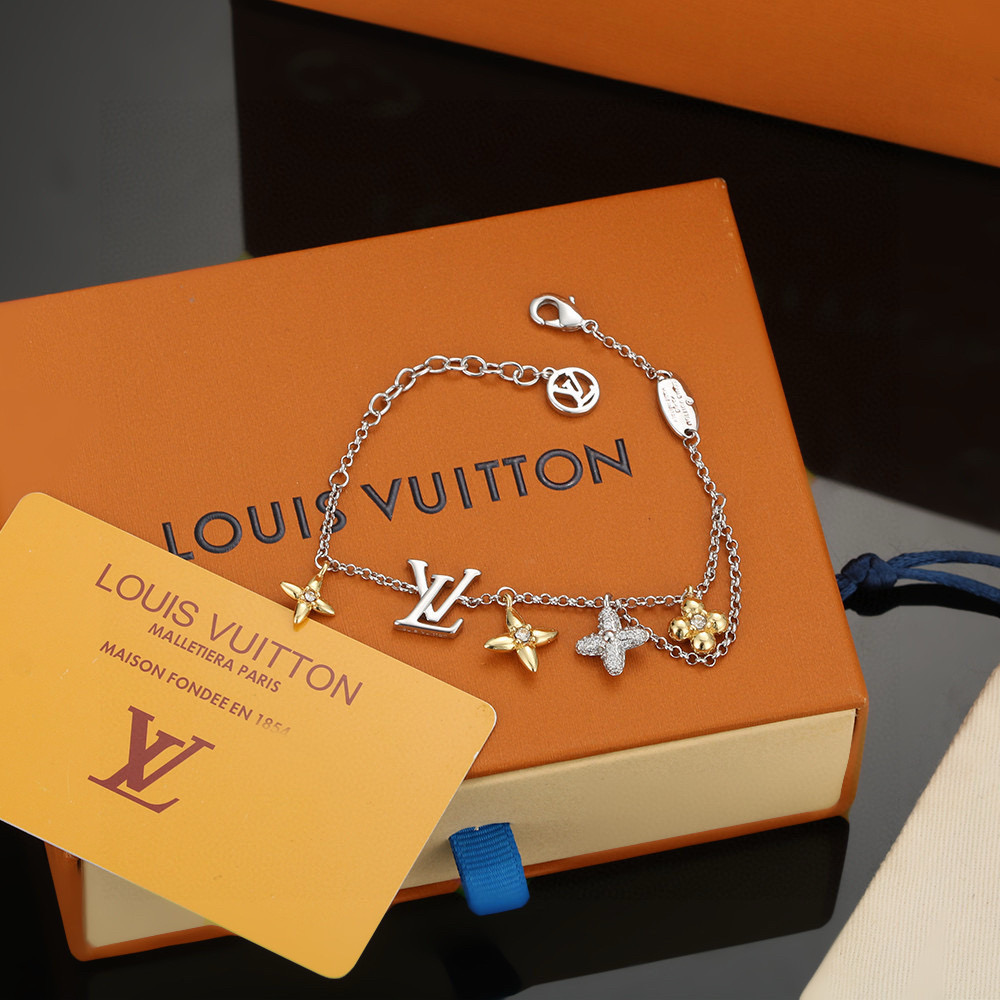 【精工版本】 路易威登手链秉承精湛匠艺，以锻造耀目 LV Twig 项链。抛光色泽成就经典 LV 字母的