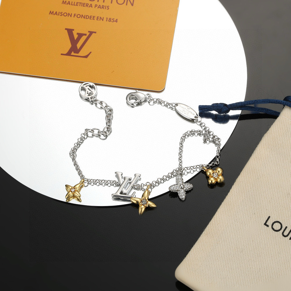 【精工版本】 路易威登手链秉承精湛匠艺，以锻造耀目 LV Twig 项链。抛光色泽成就经典 LV 字母的