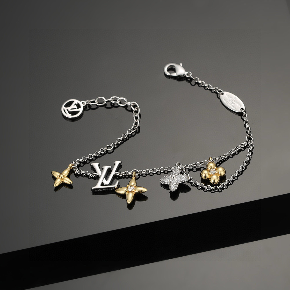 【精工版本】 路易威登手链秉承精湛匠艺，以锻造耀目 LV Twig 项链。抛光色泽成就经典 LV 字母的