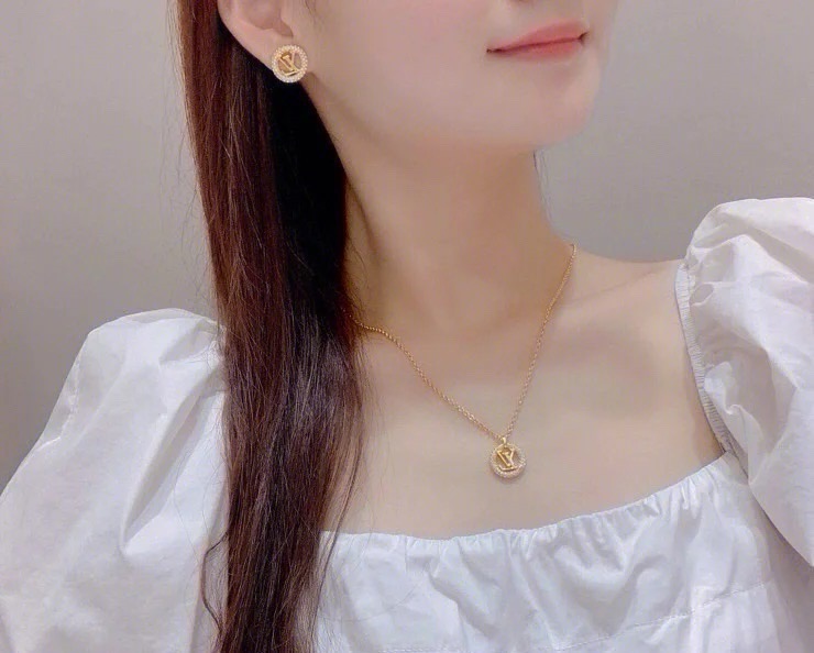 【精工版本】路易威登耳钉 字母耳钉  可两种戴佩方法，秉承精湛匠艺，以锻造耀目 LV Twig 胸针  