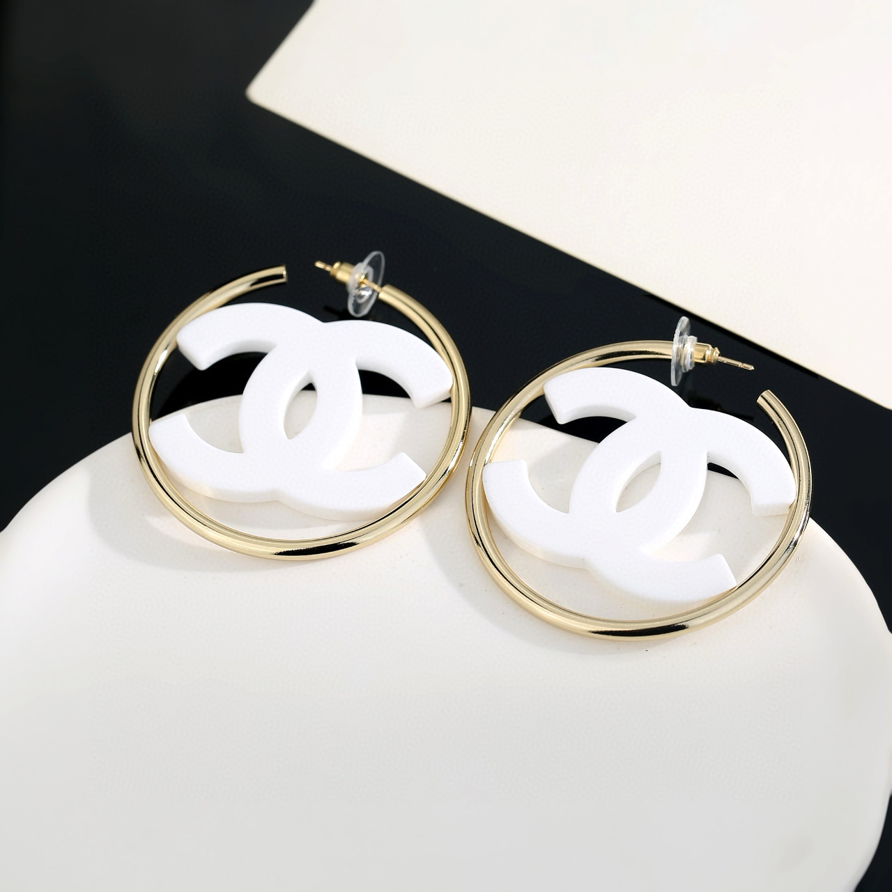  今日新品🌟
亚克力圆形圈圈黑白两色双c耳钉
显贵又自带光感 
侧面有一定厚度 底部是树脂设计 很饱满立
