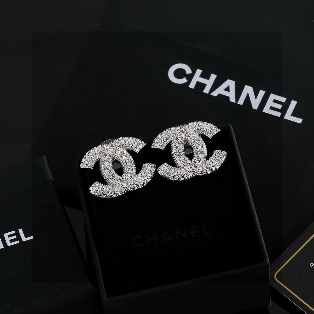 
 金银两色Chanel 🇫🇷香奈儿经典双C耳钉 这款随意搭配都是非常好看百搭时尚单品 🎁日常款 很修饰