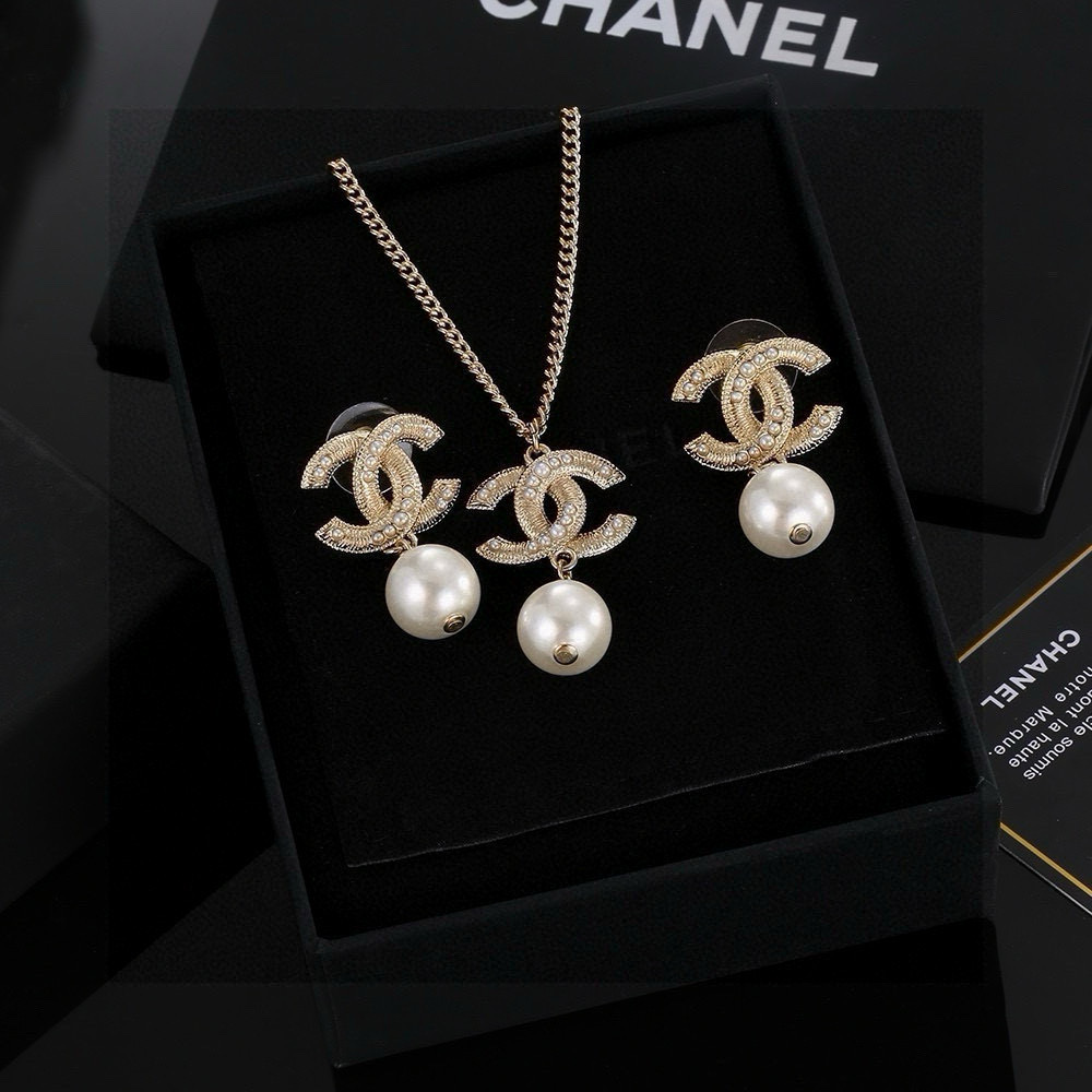 CHANEL 小香项链，耳环 高端品质，专柜同材质，做工精致细腻，重工版本，很有设计感简约大方温文尔雅，