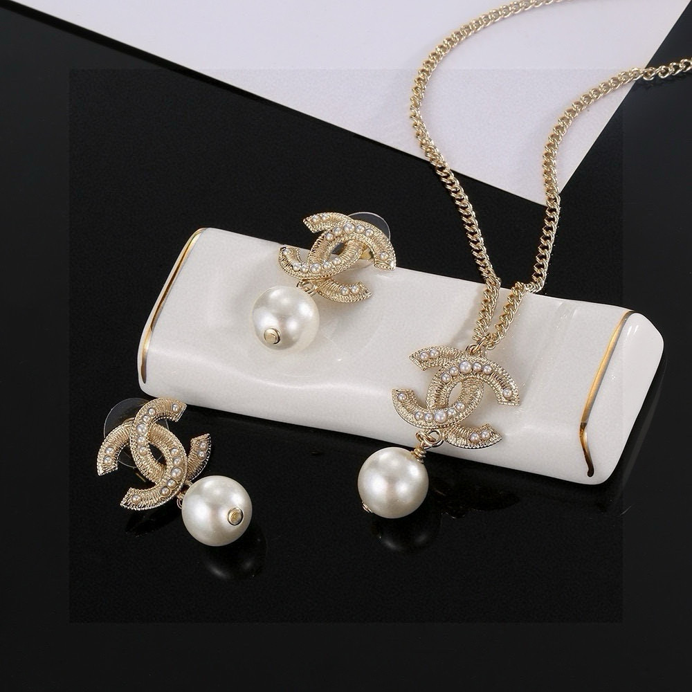 CHANEL 小香项链，耳环 高端品质，专柜同材质，做工精致细腻，重工版本，很有设计感简约大方温文尔雅，