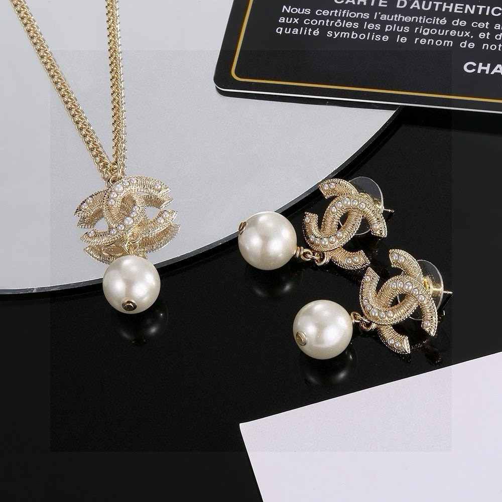 CHANEL 小香项链，耳环 高端品质，专柜同材质，做工精致细腻，重工版本，很有设计感简约大方温文尔雅，
