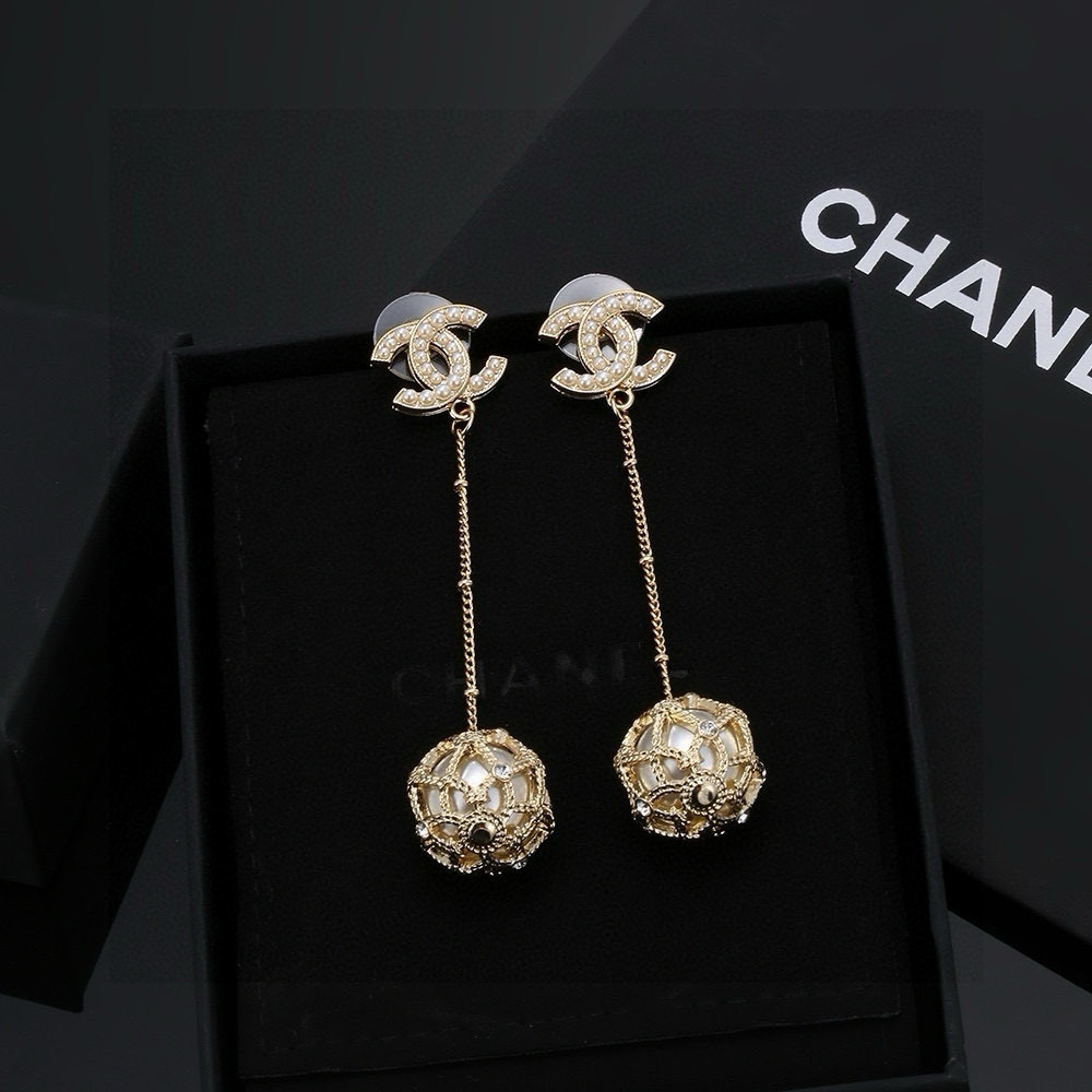  CHANEL  新款！！！长款耳坠  专柜🆕代购品质  原版材质  非常时尚的一款耳钉  俏皮可爱活力