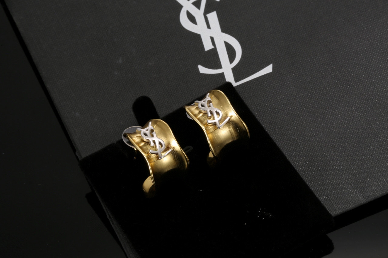  YSL 圣罗兰 耳钉原装黄铜材质 Yves Saint Laurent 创立于1961年 优雅抽象大胆