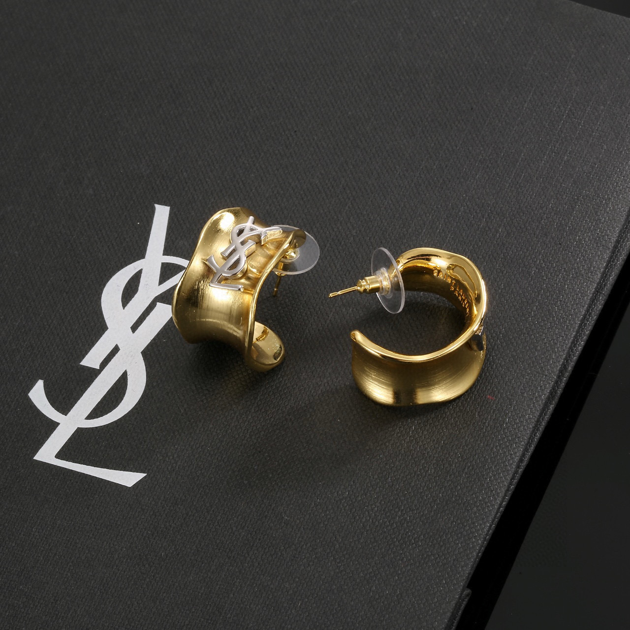  YSL 圣罗兰 耳钉原装黄铜材质 Yves Saint Laurent 创立于1961年 优雅抽象大胆