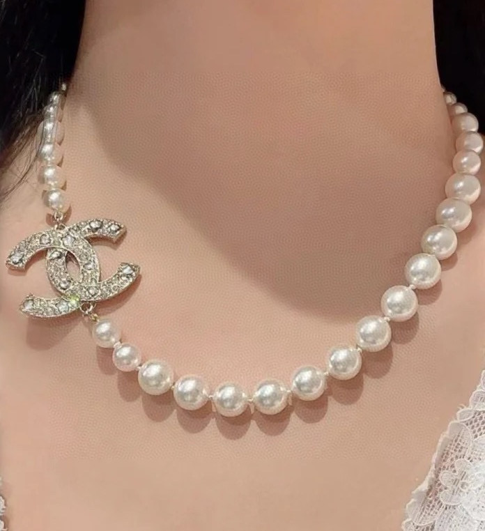 新款 Chanel 香奈儿 珍珠项链锁骨链 
 非常精致，超级好看，搭配任何衣服都是很耀眼的
背面椭圆形logo字样清晰，材质；黄铜电镀 材质于ZP一致
每一个细节都很精细，区别市场通货！项链💰55 