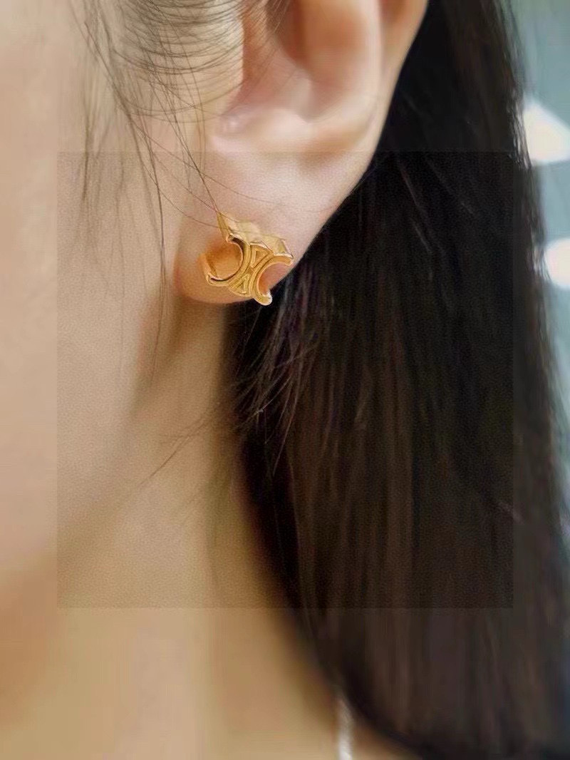 💰35 赛琳Celine 新款凯璇门珍珠耳钉👄❤️与众不同的设计 个性十足 颠覆你对传统耳环的印象 使其魅力爆灯