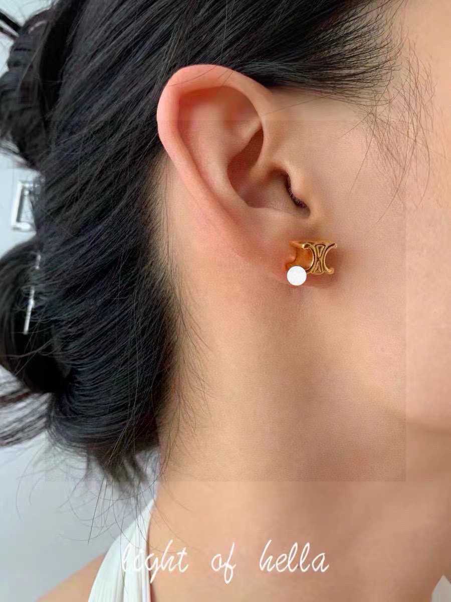 💰35 赛琳Celine 新款凯璇门珍珠耳钉👄❤️与众不同的设计 个性十足 颠覆你对传统耳环的印象 使其魅力爆灯