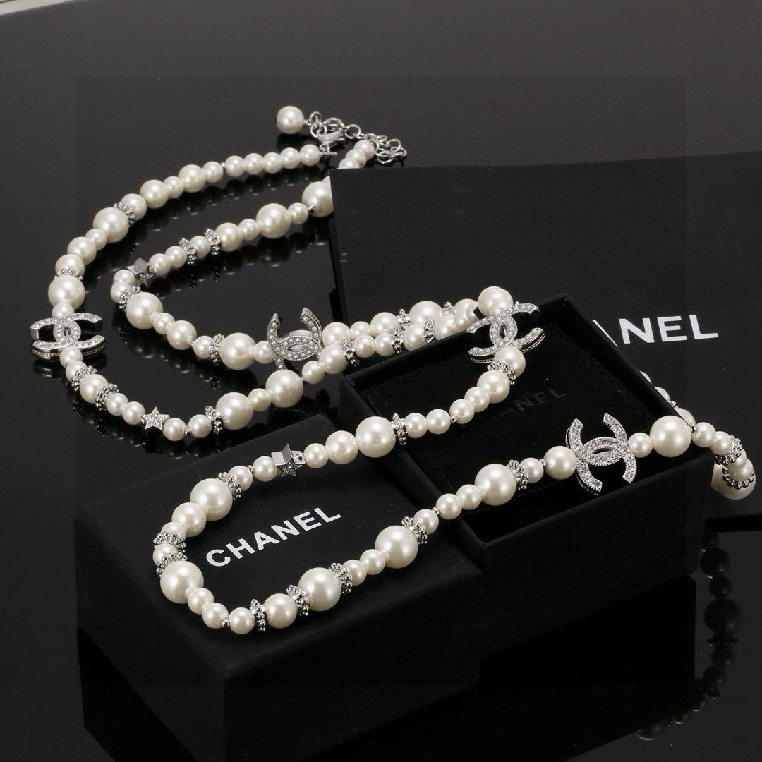  最新款Chanel 香奈儿双C珍珠项链  毛衣链非常好看，

精致大方，好不好品质说话，全部都实拍，图