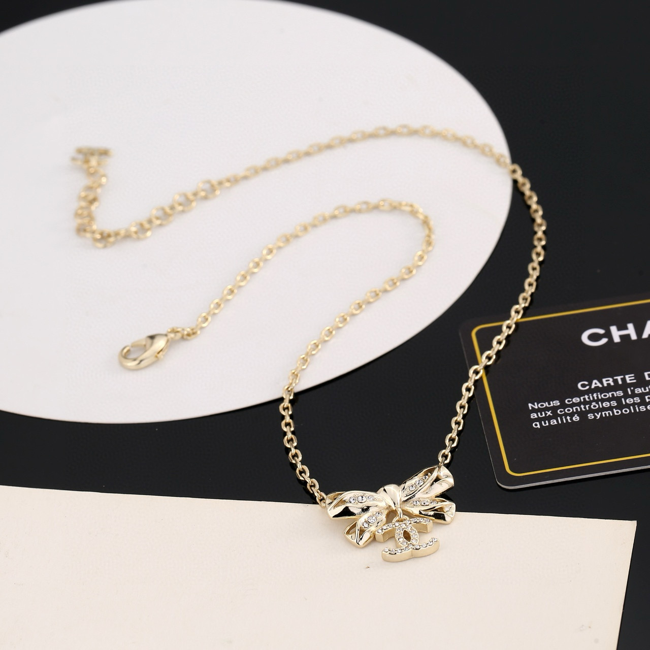
😍香奈儿Chanel最新款蝴蝶结项链💄精钢保色超个性，百搭款特别特别赞，整体细节非常令人惊喜，设计感十