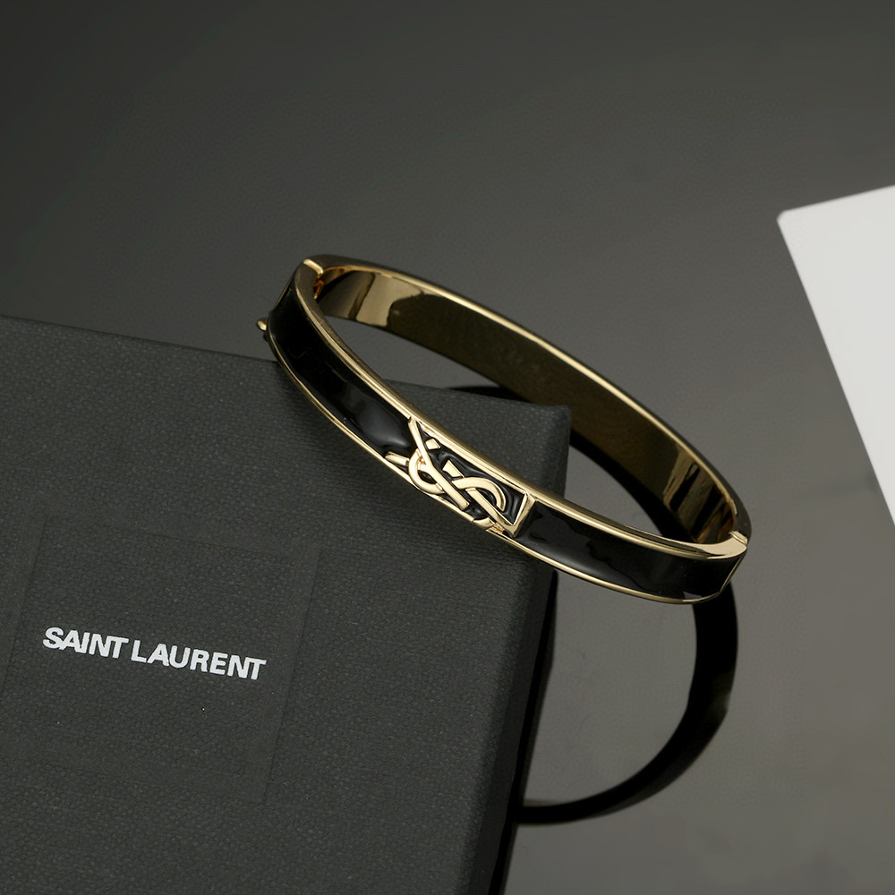  圣罗兰YSL 手镯经典奢侈   时尚百搭 犹如酒会礼服一般，绚烂多姿。经典 最具个性魅力象征永远的不变