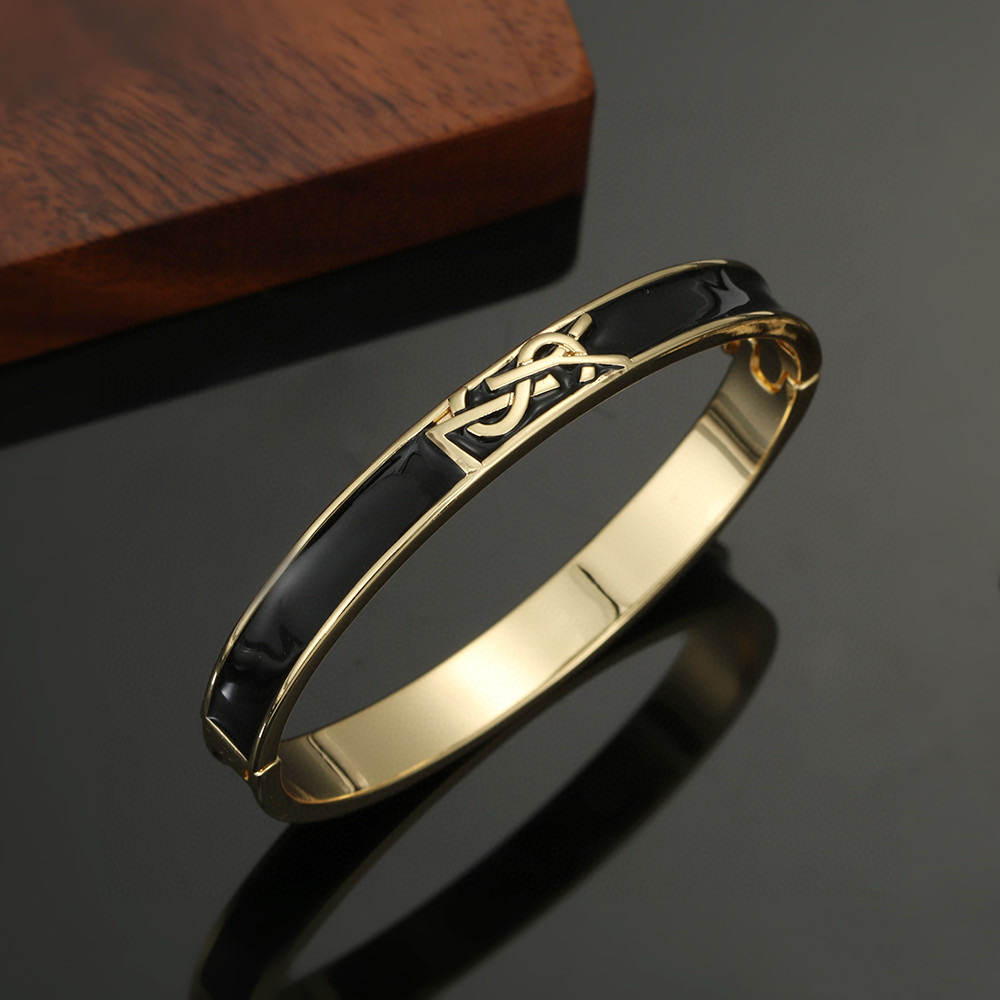  圣罗兰YSL 手镯经典奢侈   时尚百搭 犹如酒会礼服一般，绚烂多姿。经典 最具个性魅力象征永远的不变