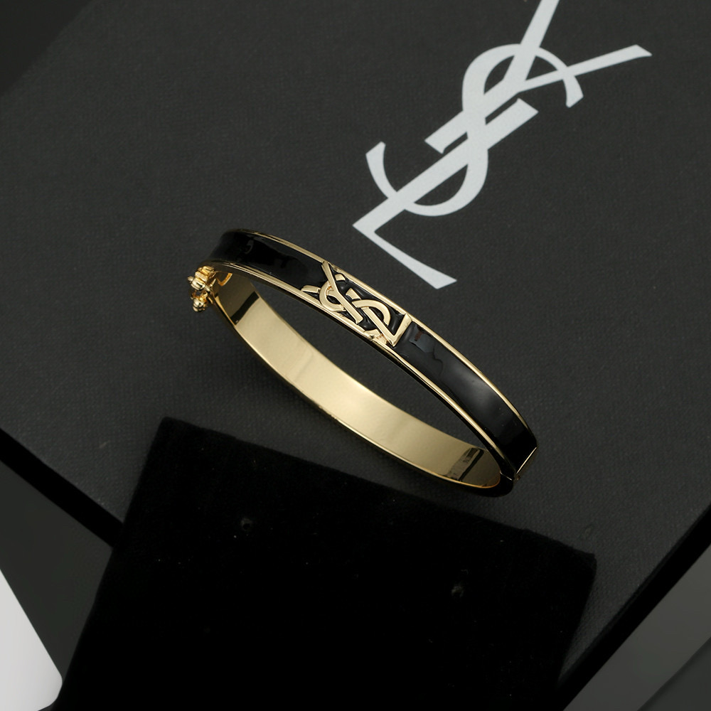  圣罗兰YSL 手镯经典奢侈   时尚百搭 犹如酒会礼服一般，绚烂多姿。经典 最具个性魅力象征永远的不变