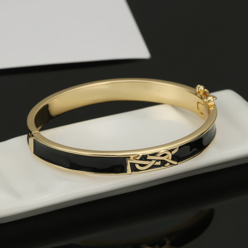  圣罗兰YSL 手镯经典奢侈   时尚百搭 犹如酒会礼服一般，绚烂多姿。经典 最具个性魅力象征永远的不变