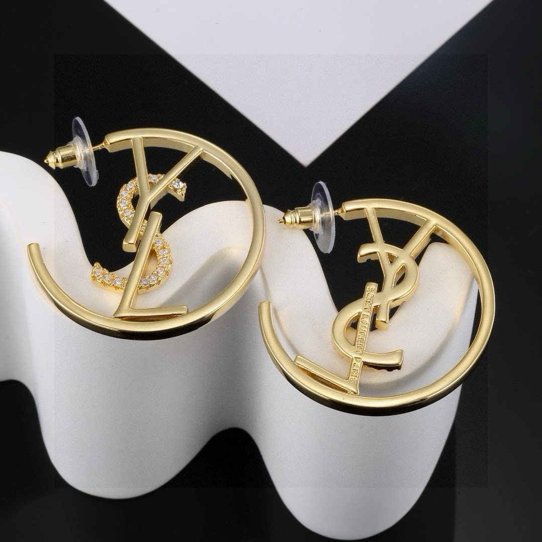 圣罗兰YSL 圈圈经典奢侈 耳环 时尚百搭 犹如酒会礼服一般，绚烂多姿。经典 最具个性魅力象征永远的不变