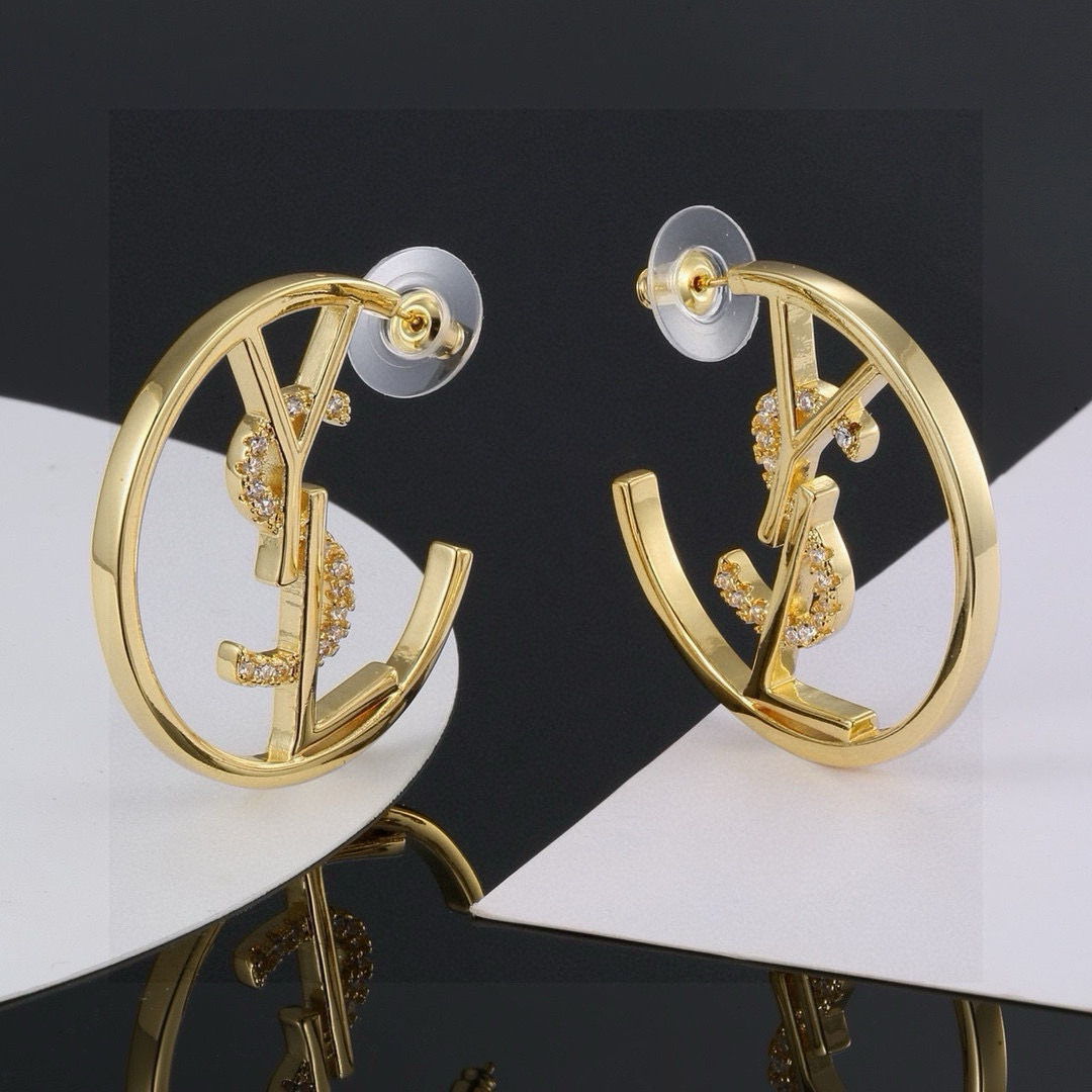 圣罗兰YSL 圈圈经典奢侈 耳环 时尚百搭 犹如酒会礼服一般，绚烂多姿。经典 最具个性魅力象征永远的不变