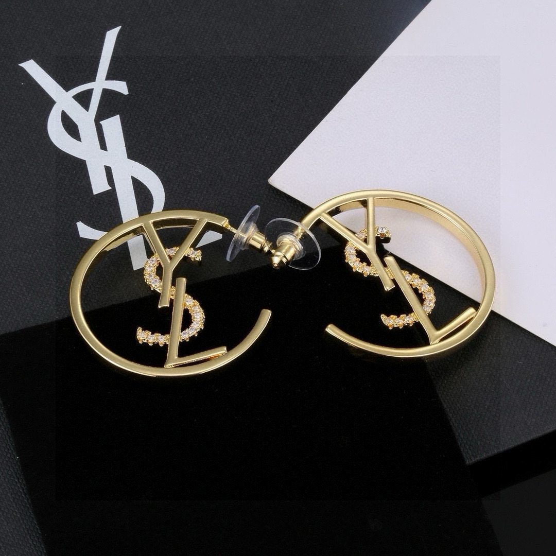 圣罗兰YSL 圈圈经典奢侈 耳环 时尚百搭 犹如酒会礼服一般，绚烂多姿。经典 最具个性魅力象征永远的不变