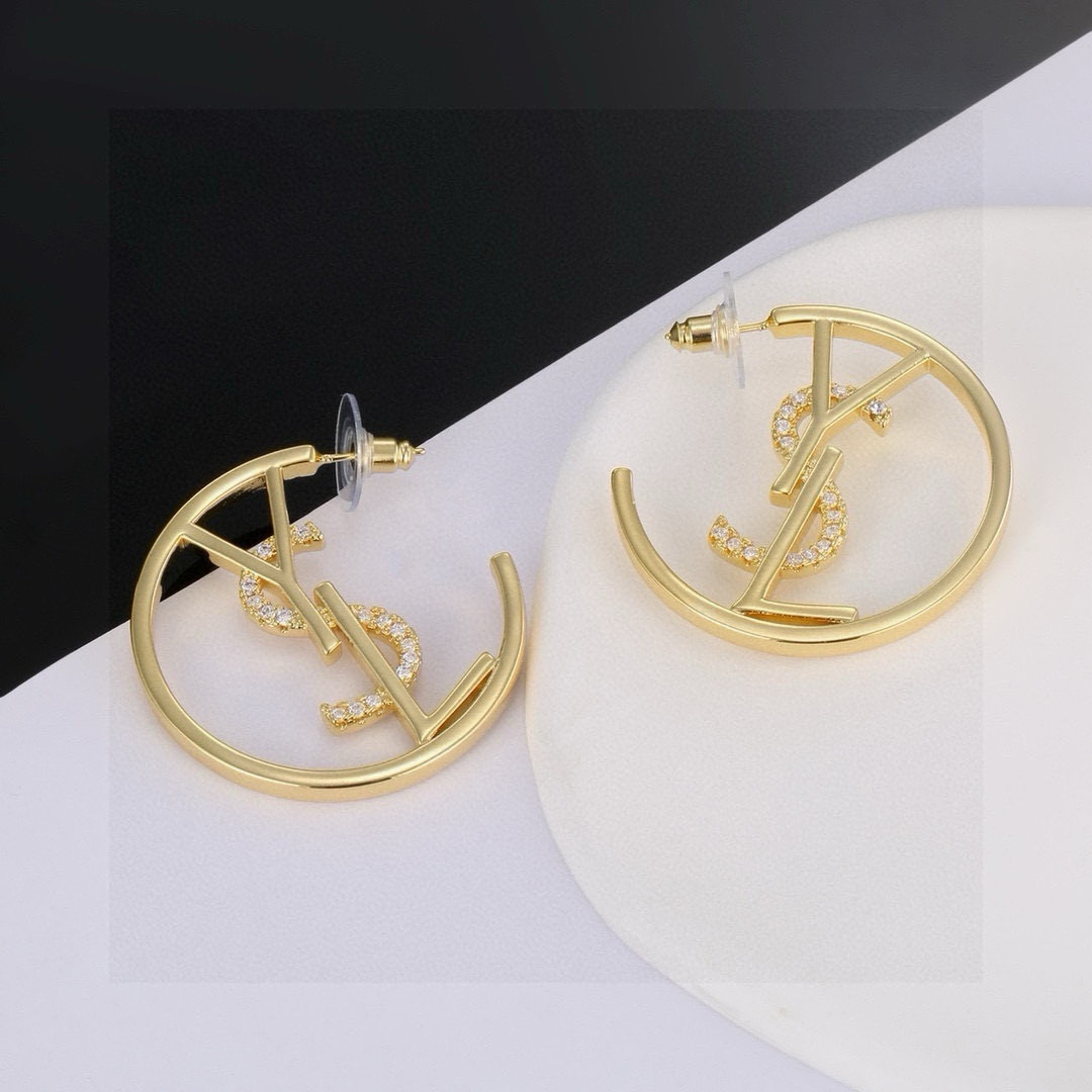 圣罗兰YSL 圈圈经典奢侈 耳环 时尚百搭 犹如酒会礼服一般，绚烂多姿。经典 最具个性魅力象征永远的不变