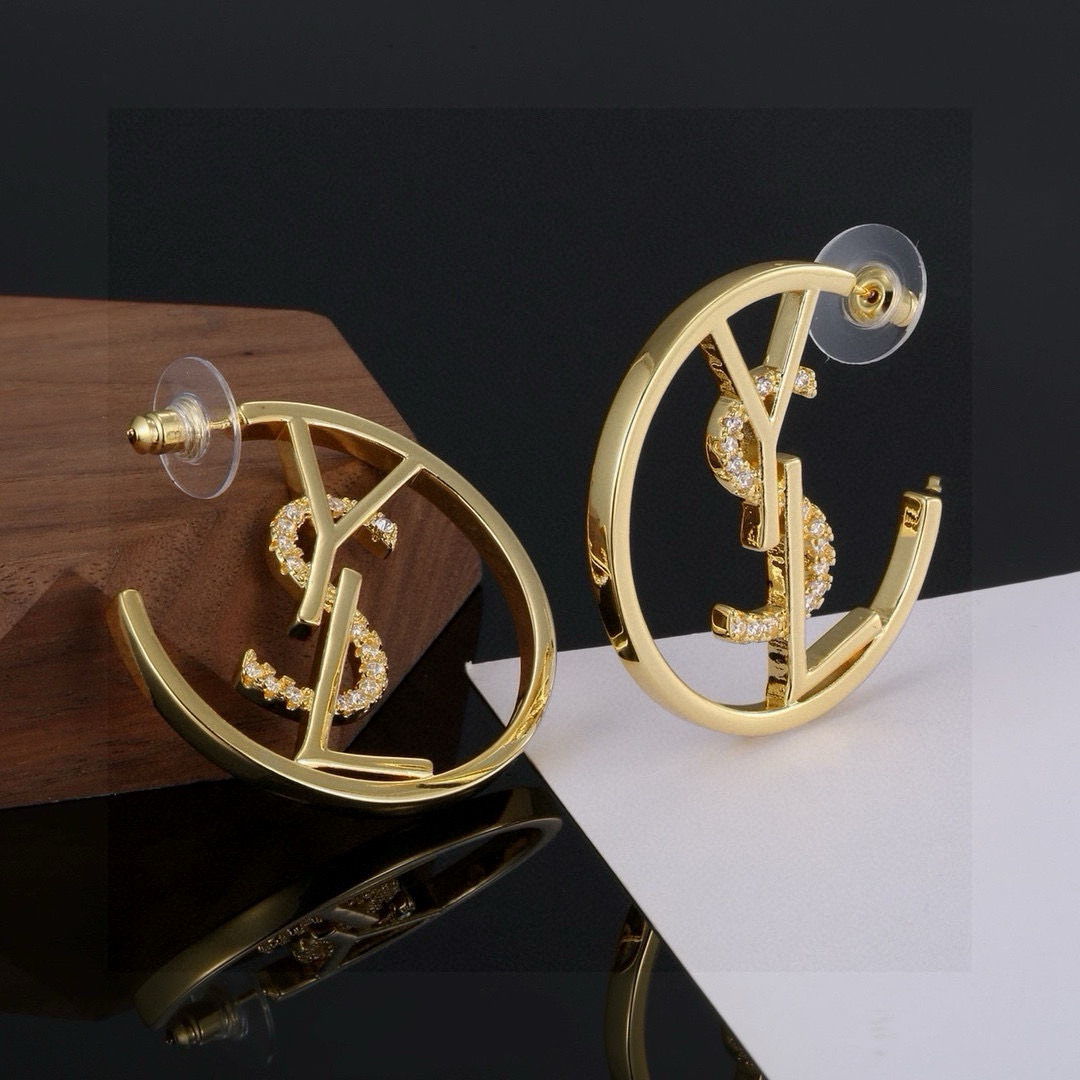 圣罗兰YSL 圈圈经典奢侈 耳环 时尚百搭 犹如酒会礼服一般，绚烂多姿。经典 最具个性魅力象征永远的不变