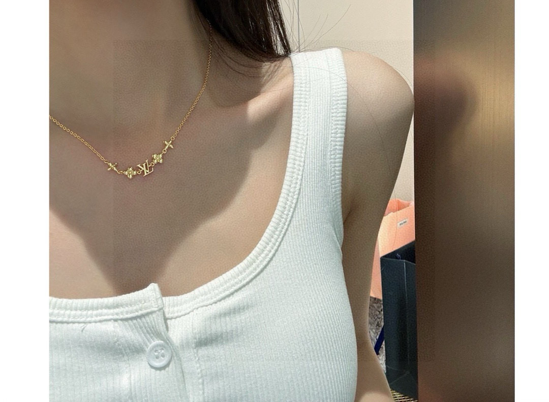 路易威登字母项链秉承精湛匠艺 抛光色泽成就经典 LV 字母的自然化身，流露品牌格调 明星同款 经典百搭 
